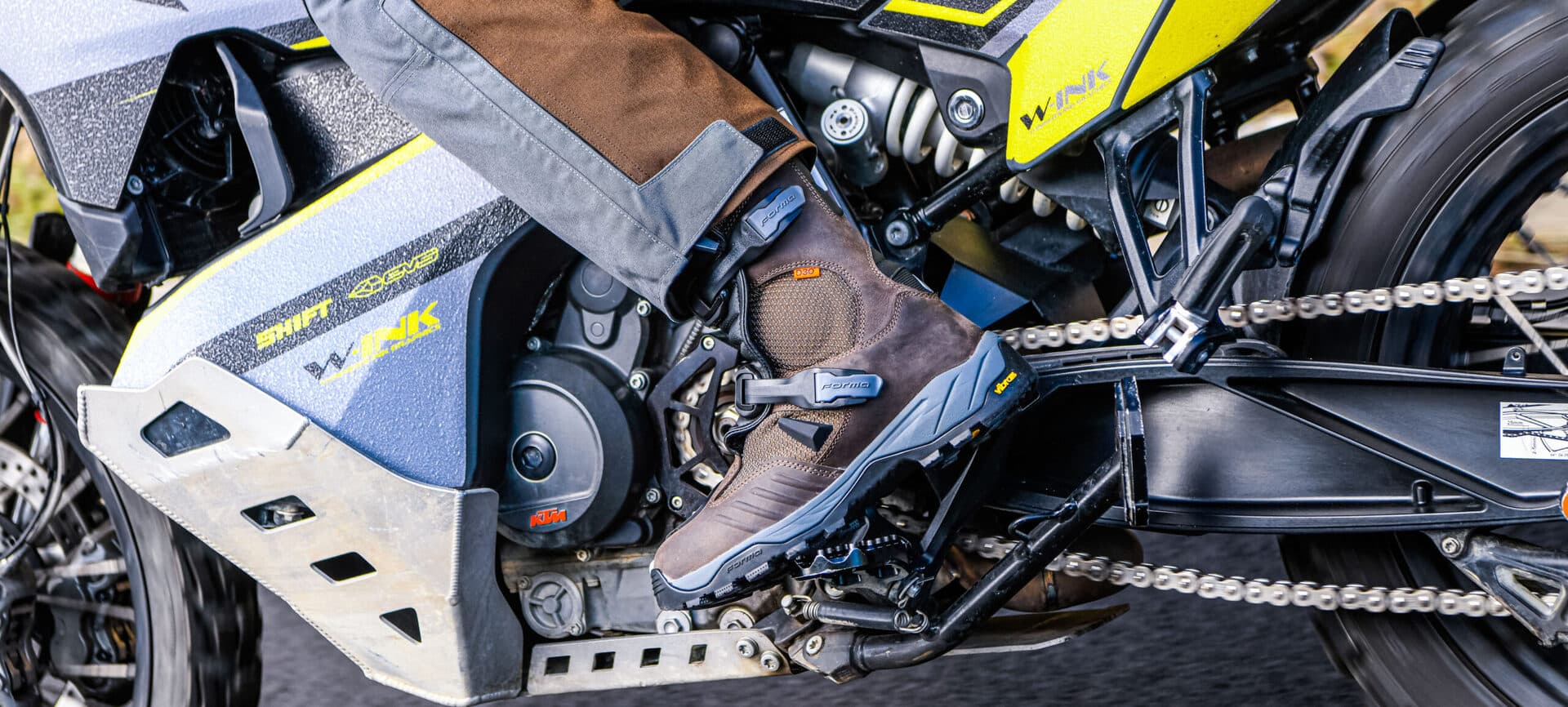 Adventure bota FORMA na motorce v pohybu